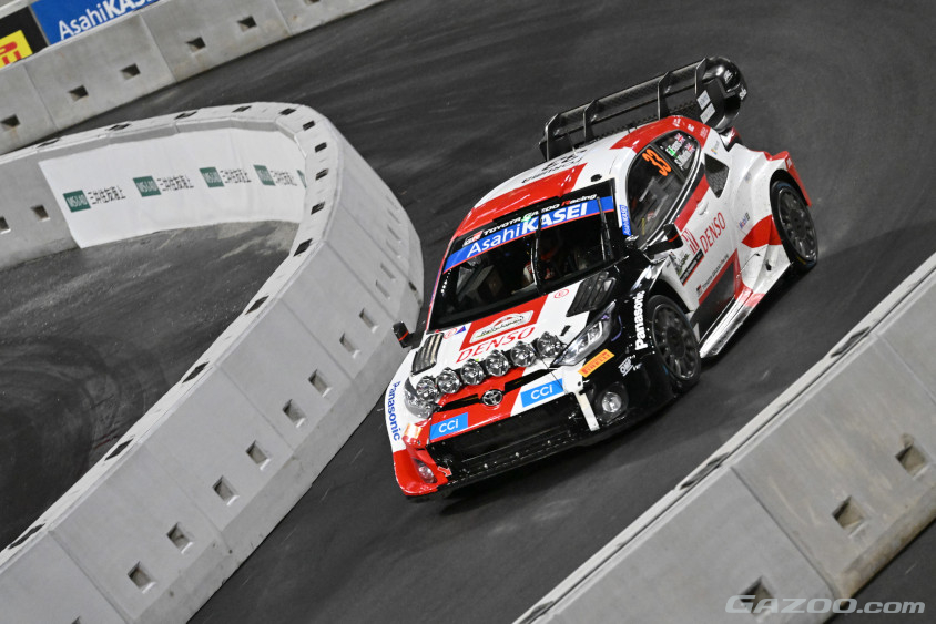 豊田スタジアムでのスーパーSSを走るTOYOTA GAZOO RACING WRTのエルフィン・エバンス選手（ラリージャパン2023）