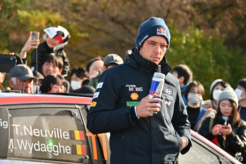 アンニュイ（もう死語？）な表情のティエリー・ヌービル選手。ドライバーのいろんな表情を見ることができます