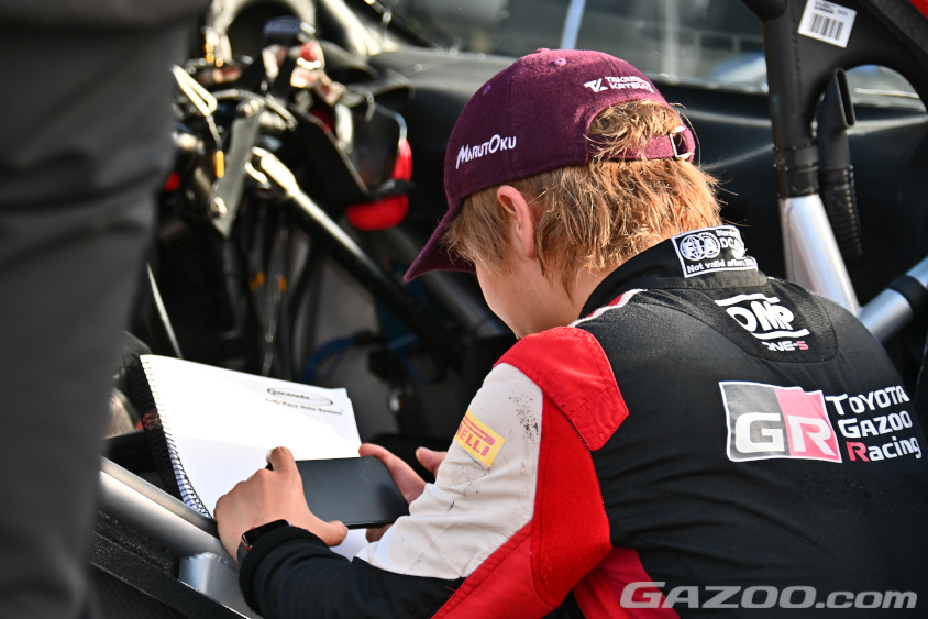 勝田貴元選手は真剣に動画やペースノートを見比べていました