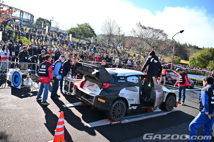 こんなに近くでWRCのサービスパークでのレース進行を見ることができる