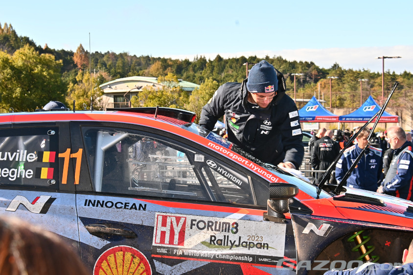 タイヤフィッティングゾーンで自らフロントガラスを拭き上げるティエリ―・ヌービル選手