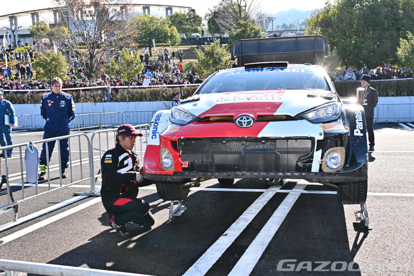 勝田貴元選手はタイヤフィッティングゾーンで自らタイヤを外したり、タイヤを見比べてメカニックと色々相談していました。