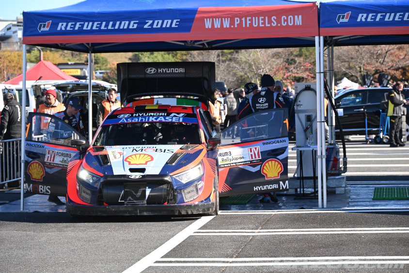 リフューエルゾーンで給油してもらうHYUNDAI i20 N Rally1 HYBRID