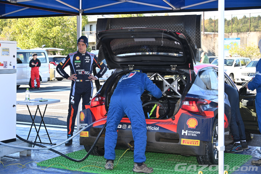 HYUNDAI i20 N Rally1 HYBRIDの給油はリヤゲートを開けて行います