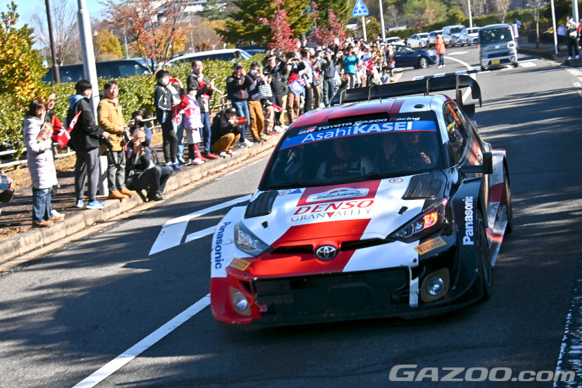 中津川ミニサービスパークで整備と給油を行い、次のSSへと向かうTOYOTA GR Yaris Rally1 HYBRID