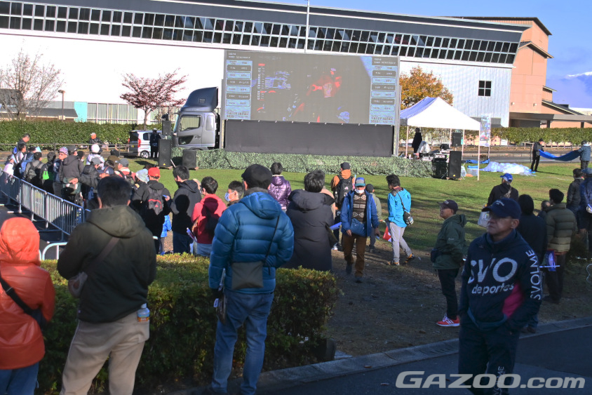 中津川公園の観にサービスエリアの隣に設置されたパブリックビューイング