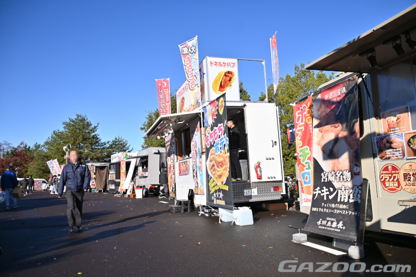 中津川ミニサービスパークと一緒に行われていた「なかつがわラリーフェス2023」にはたくさんのキッチンカーが出展