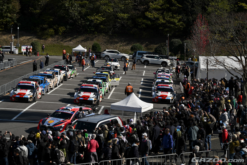 スタートを待つマシンの周りには多くのファンが詰めかけています（ラリージャパン2023）