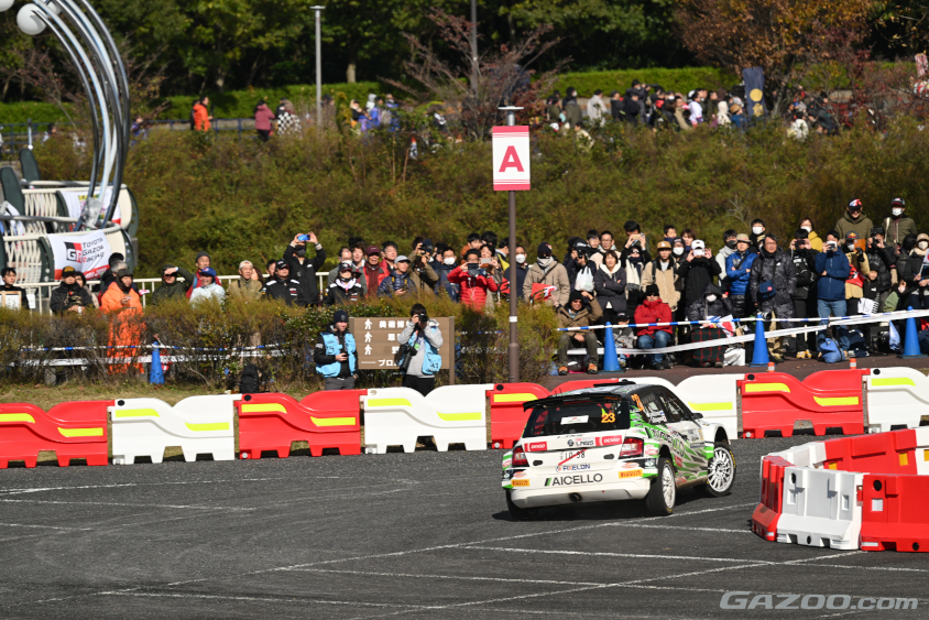 体育館前の広場での走行は２重、３重の人垣で、多くのファンがその走りの楽しみました（ラリージャパン2023）