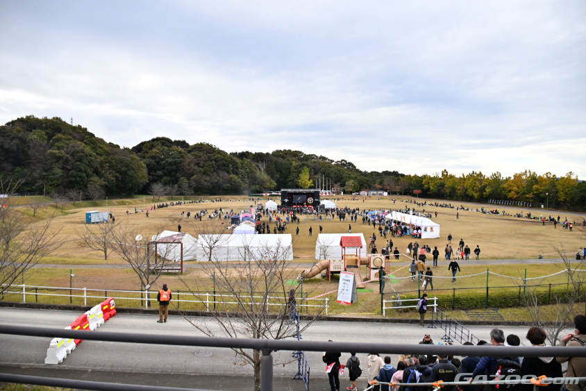 芝生の多目的広場には、メインステージと飲食ブースも並んでいました（ラリージャパン2023）