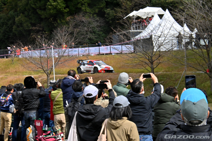 多目的広場をぐるっと囲む道をラリーカーが爆走！（ラリージャパン2023）