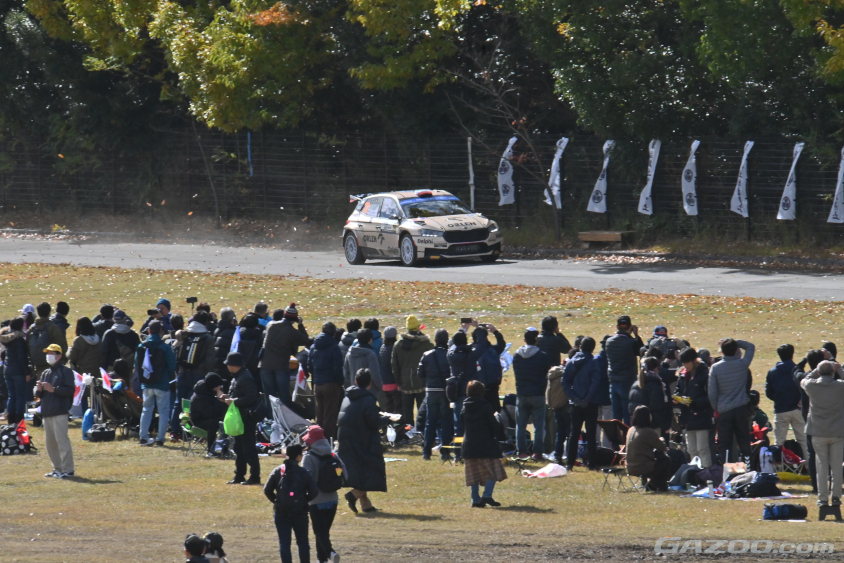 コースサイドにはたくさんのファンが詰めかけています。カエダン・カエタノビッチ選手（ラリージャパン2023）