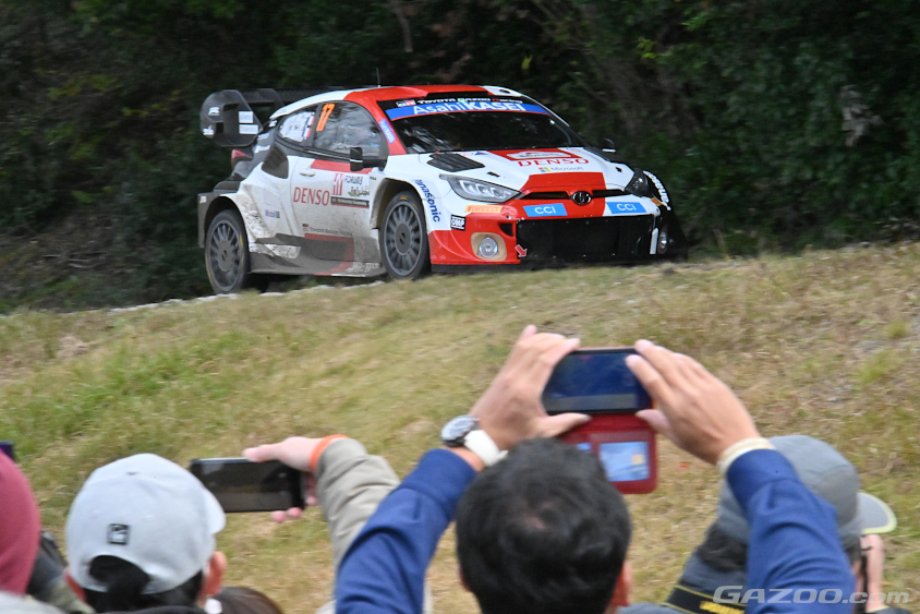 多くの方がセバスチャン・オジエ選手の走りをカメラやスマホで撮影してました（ラリージャパン2023）