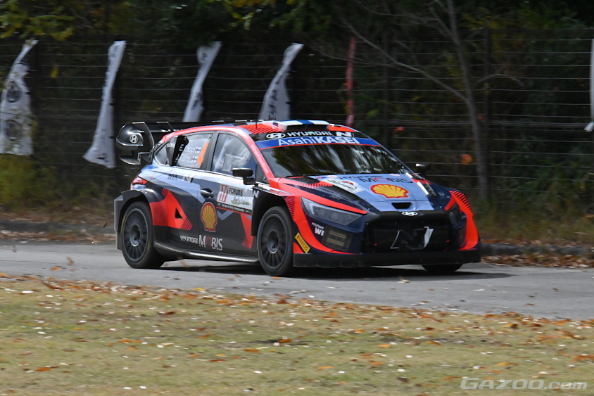 特に出口に向かうストレートは全開の加速が見られる　HYUNDAI SHELL MOBIS WORLD RALLY TEAMのエスペッカ・ラッピ選手（ラリージャパン2023）
