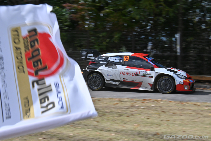 ラリージャパンのフラッグとカッレ・ロバンペラ選手（ラリージャパン2023）