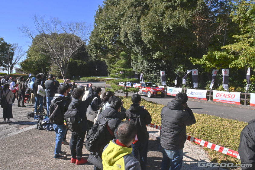 90度の左折侵入から、弓道場の横をフル加速！（ラリージャパン2023）