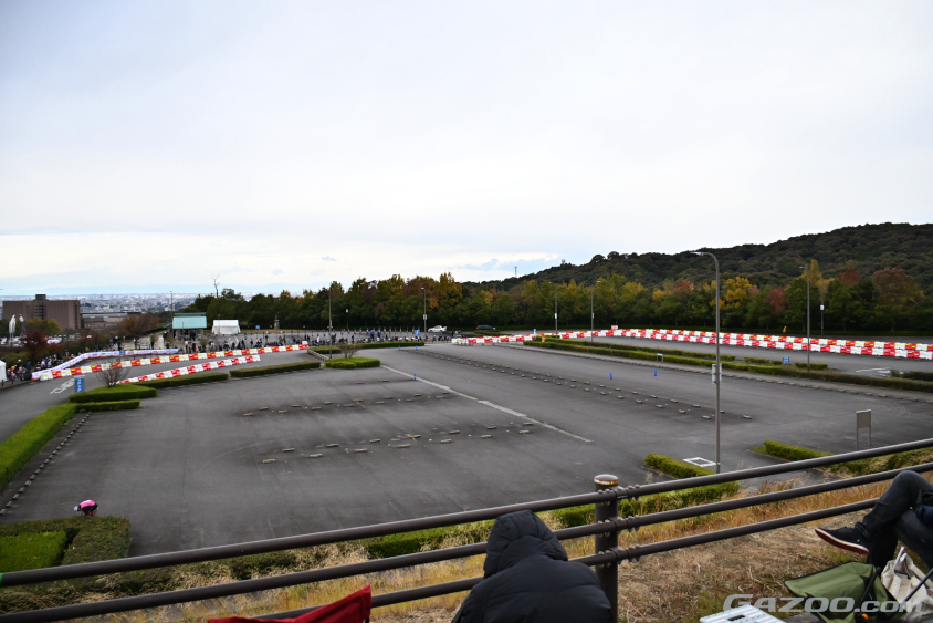 別の駐車場にも特設の走行エリアを設置。ここを過ぎるといよいよフィニッシュ（ラリージャパン2023）