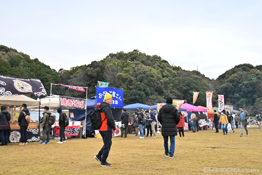 多目的広場にもたくさんの飲食の出展があり、食べる用の椅子もたくさん用意されていました（ラリージャパン2023）