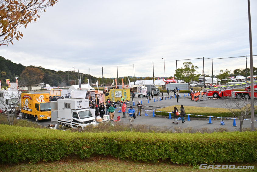 野球場横の駐車場にも飲食の出店と、消防ハシゴ車のハシゴ体験もやっていました（ラリージャパン2023）