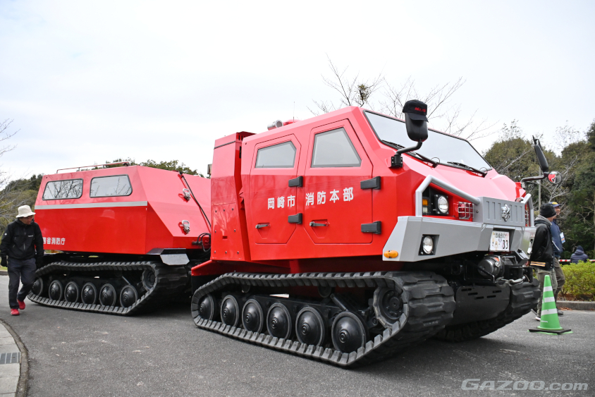 日本に1台しかないという、全地形対応の消防車両「レッドサラマンダー」も展示（ラリージャパン2023）