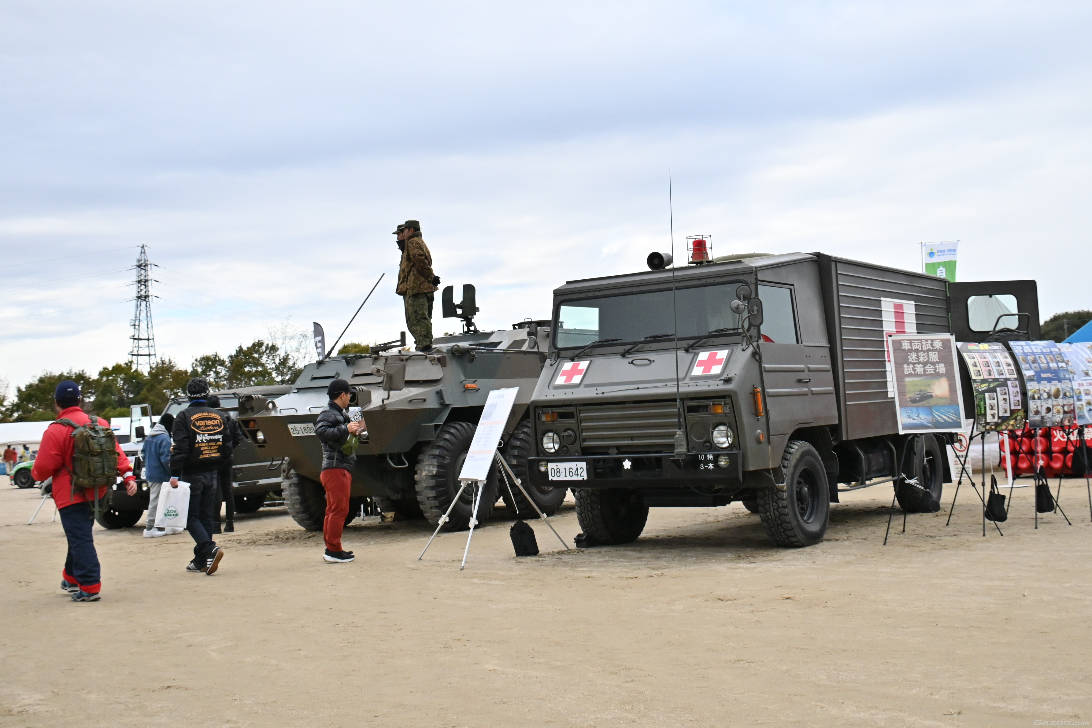 自衛隊の展示車両。ボンネットに乗っての記念写真の撮影もありました（ラリージャパン2023）