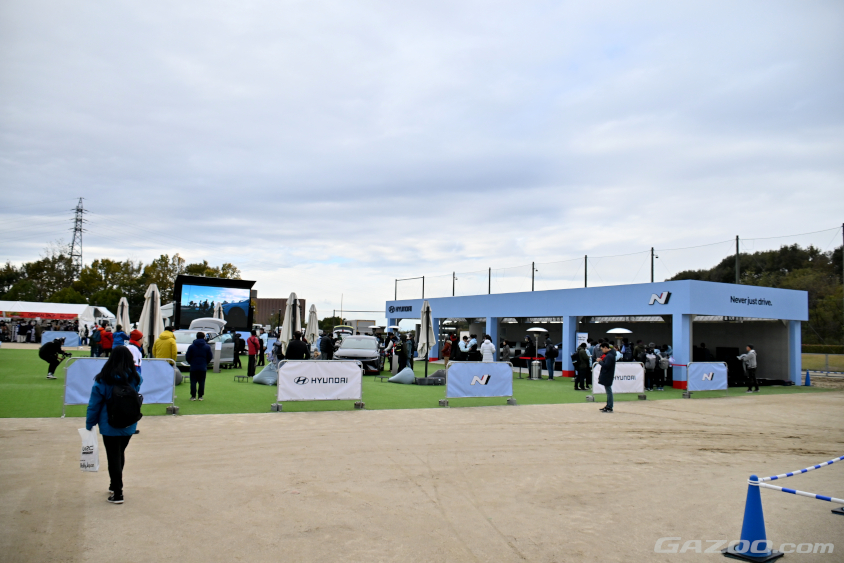 この岡崎市SSSにもヒョンデの大きな展示ブースが（ラリージャパン2023）