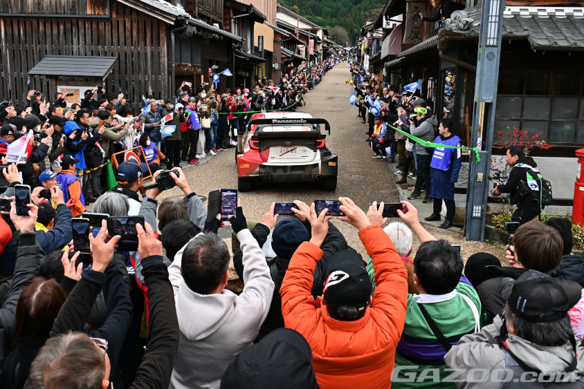 勝田貴元選手が岩宿リエゾンを通過するとひと際大きな歓声があがりました