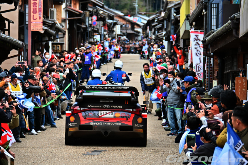 白バイに先導されて岩宿リエゾンを通過するティエリー・ヌービル選手