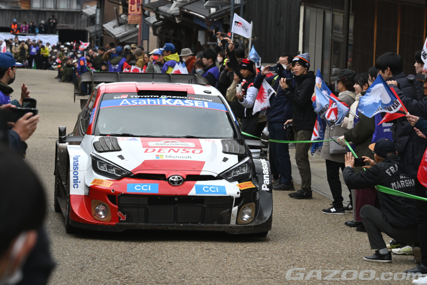 岩宿リエゾンの和の雰囲気の中、メーカーやクラスに関係なくラリーカーが通過するたびに旗が振られ、多くの歓声が送られます