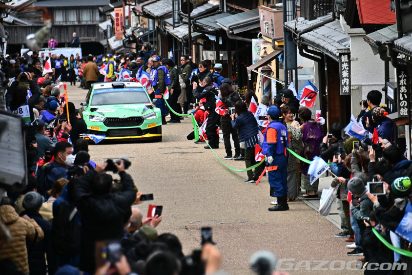 リエゾンを通過する選手も手を振ったり、スマートフォンで動画を撮ったり、この雰囲気を楽しんでいます