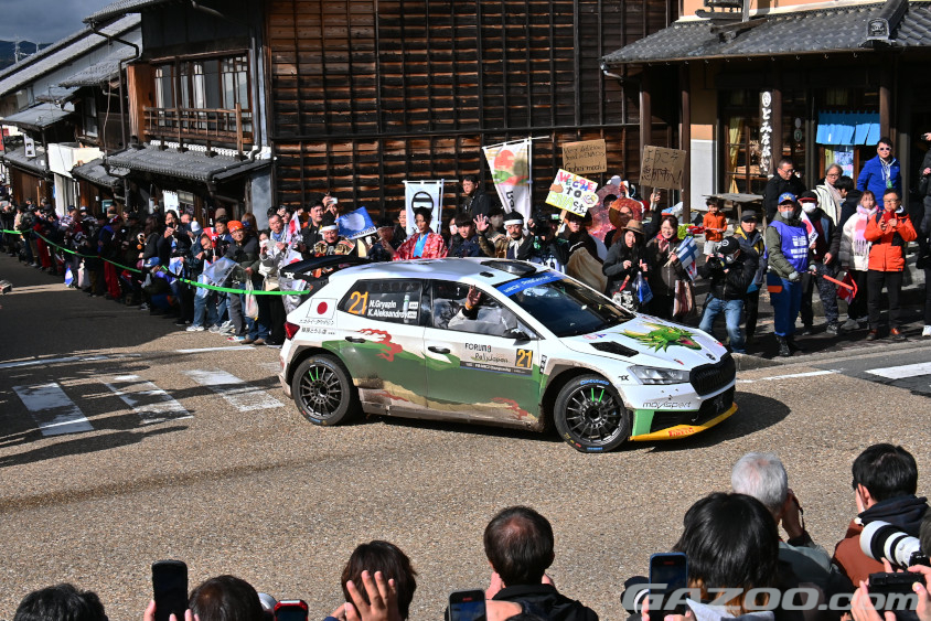 岩宿リエゾンの最後の交差点では、ひと際たくさんの人垣ができて熱く応援が届けられます