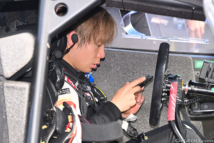 ラリージャパン SS19から中津川ミニサービスパークにつきチェックをする勝田貴元選手