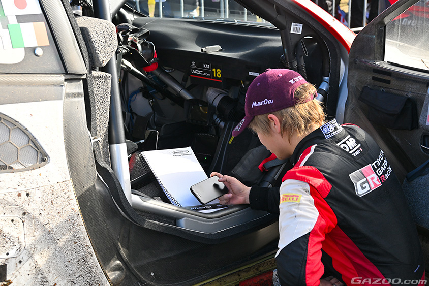 ラリージャパン SS19から中津川ミニサービスパークにつきチェックをする勝田貴元選手