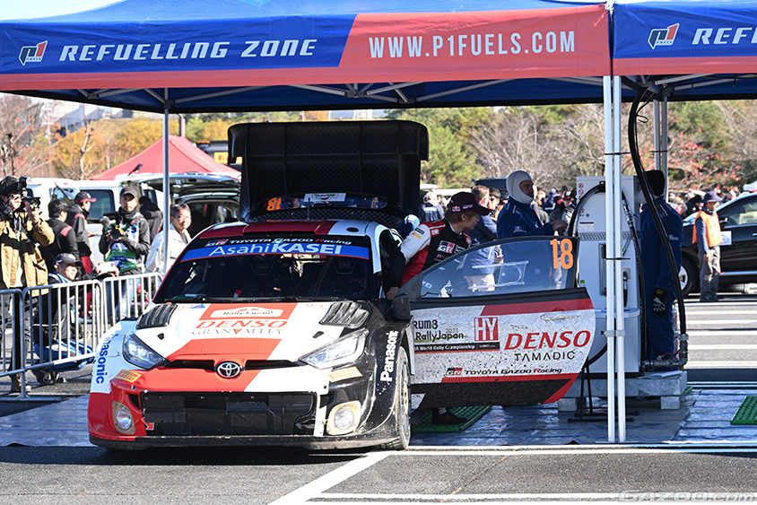 ラリージャパン 午後のSS出発前に中津川ミニサービスパークで給油