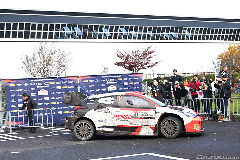 ラリージャパン 中津川ミニサービスパークにSS19から戻ってきた18号車TGR-WRTのGR YARIS Rally1 HYBRID