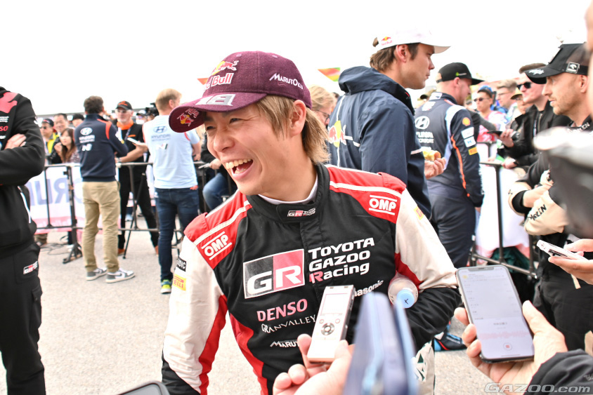 メディアペンで取材を受ける勝田貴元選手