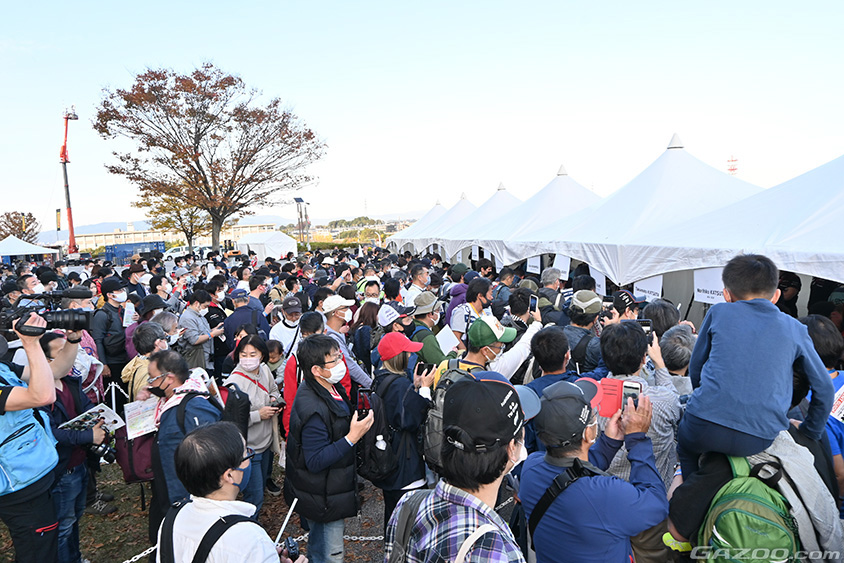 各ドライバーの前に長い列を作る来場したラリーファン