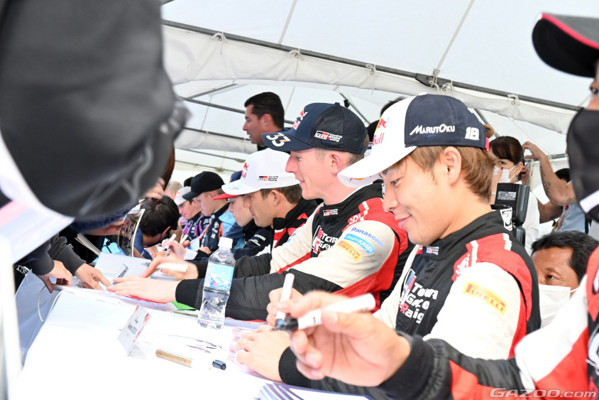 オートグラフセッションでサインをするドライバーたち