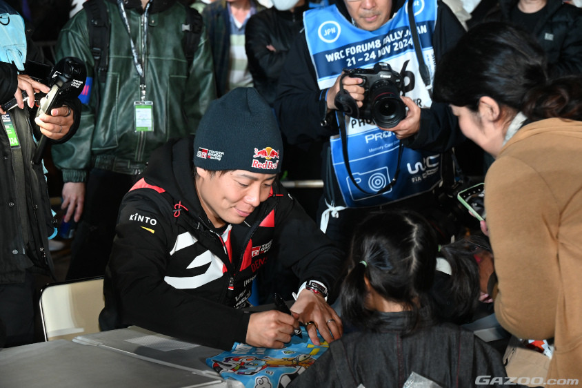 ENJOY！Rally Fan Meetingのサイン会に参加する勝田貴元選手
