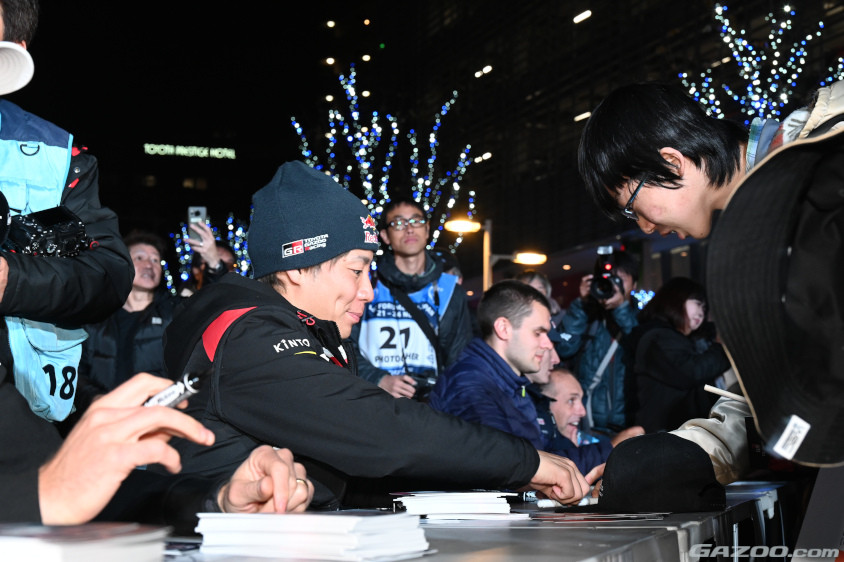 ENJOY！Rally Fan Meetingで勝田貴元選手にサインしてもらうラッキーなファン