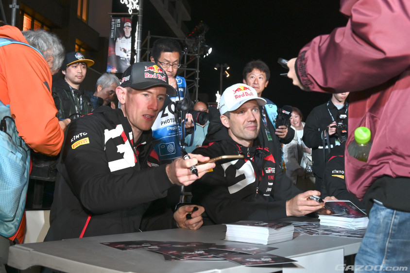 サイン会に参加するエルフィン・エバンス選手とセバスチャン・オジエ選手