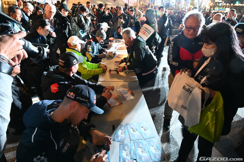 ENJOY！Rally Fan Meetingのサイン会の様子