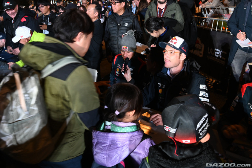 ENJOY！Rally Fan Meetingのサイン会に参加するヒョンデのティエリー・ヌービル選手