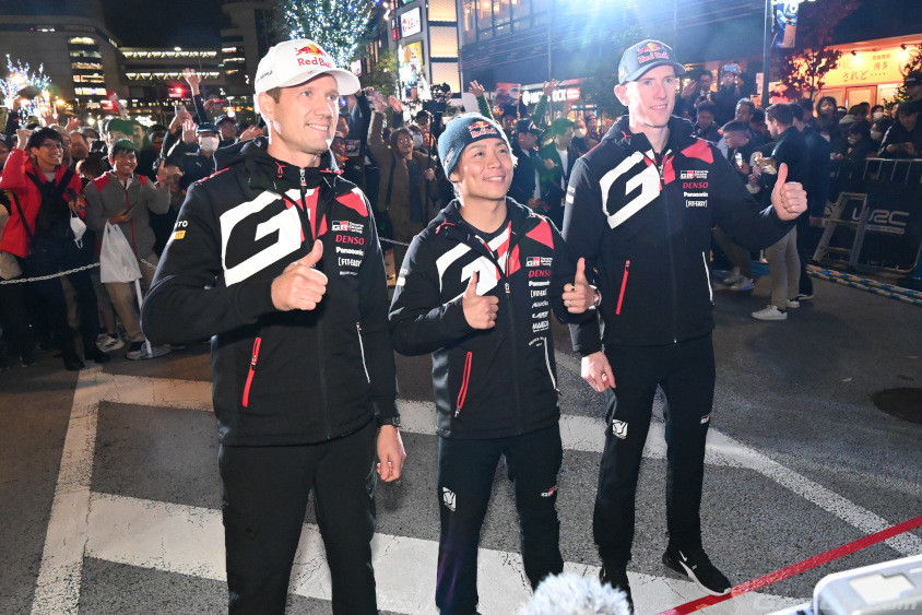 たくさんのファンの前でポーズをとるToyota Gazoo Racing WRTのドライバー