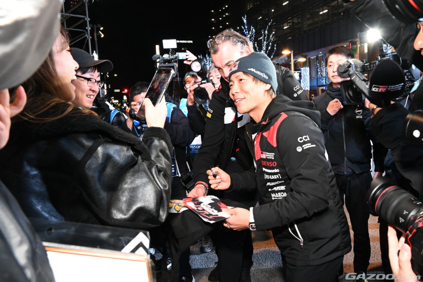 勝田貴元選手はイベント終了後もおかわりのサインのサービス！