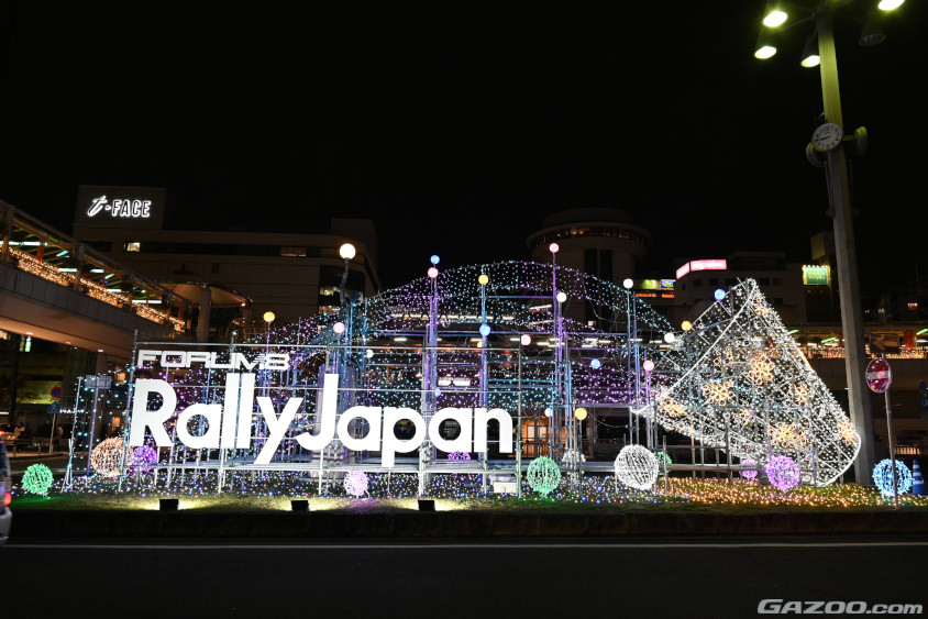 豊田市駅前の「フォーラムエイト・ラリージャパン」のモニュメント