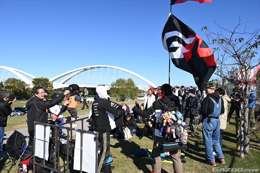 ラリージャパン2024のゲートの前に並んだファン