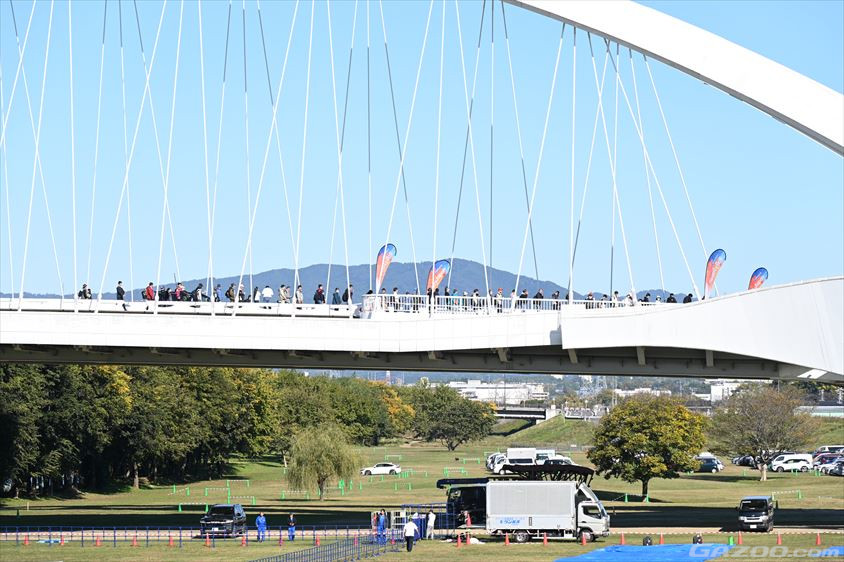 ラリージャパン2024のゲートオープン前に豊田大橋まで列がつながった