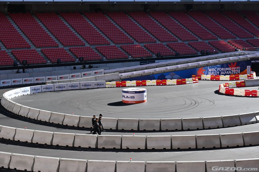 ラリージャパン2024の豊田スタジアムのスーパーSSの360度ターン