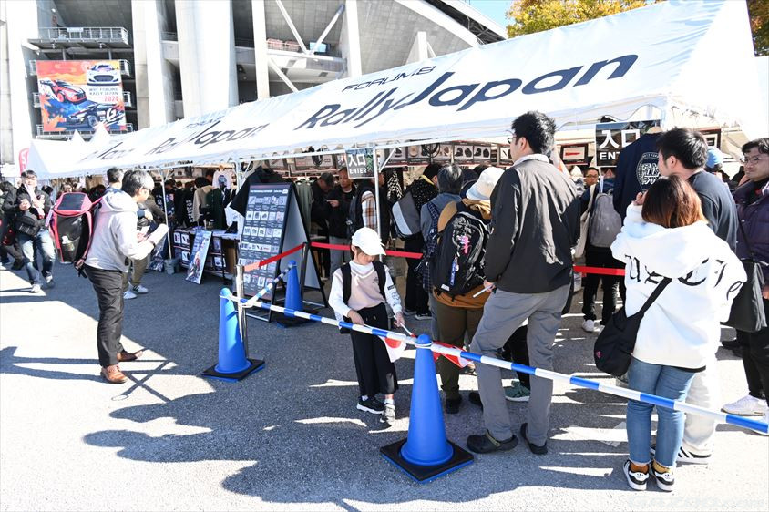 ラリージャパン2024の公式グッズの販売ブース